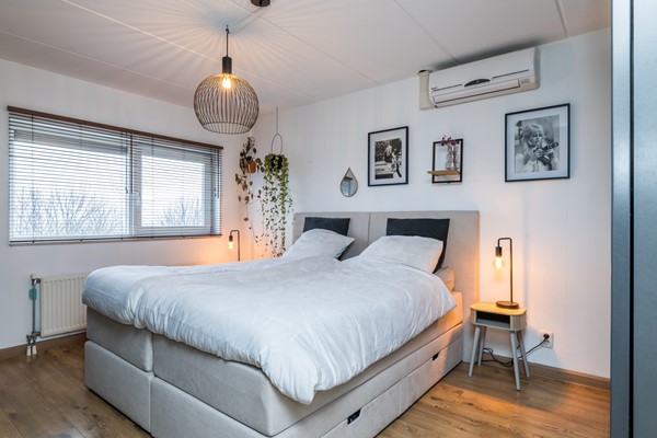 Foto - Te koop: Moderne instapklare drive-inwoning met garage, 3 slaapkamers, balkon met prachtig uitzicht en geheel bestraatte onderhoudsvriendelijke tuin met tuinkamer gelegen aan de rand van Heerlen.